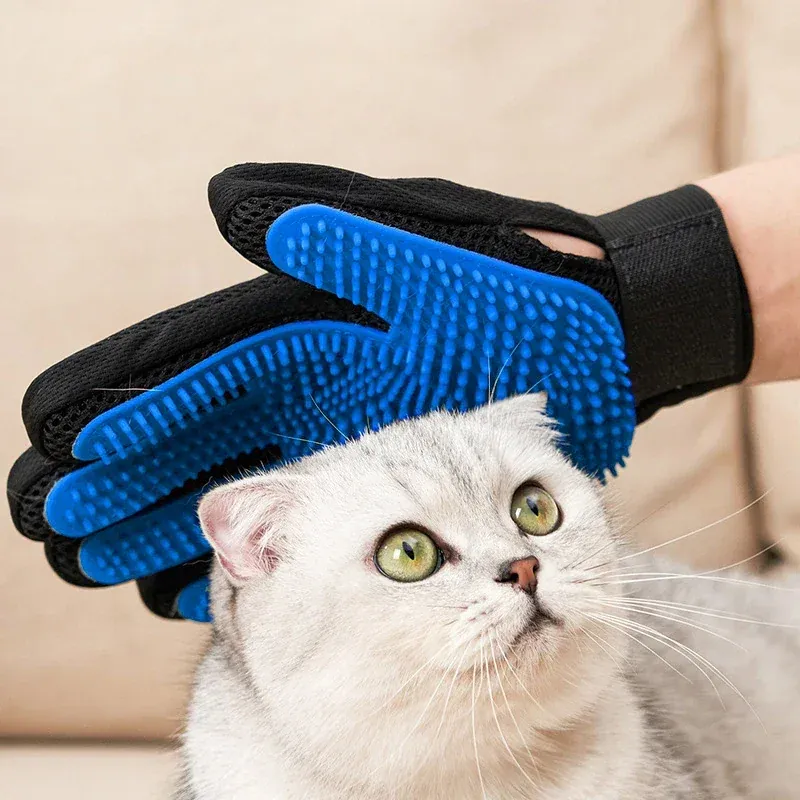 Blau-schwarzer Pflegehandschuh mit Silikon-Noppen